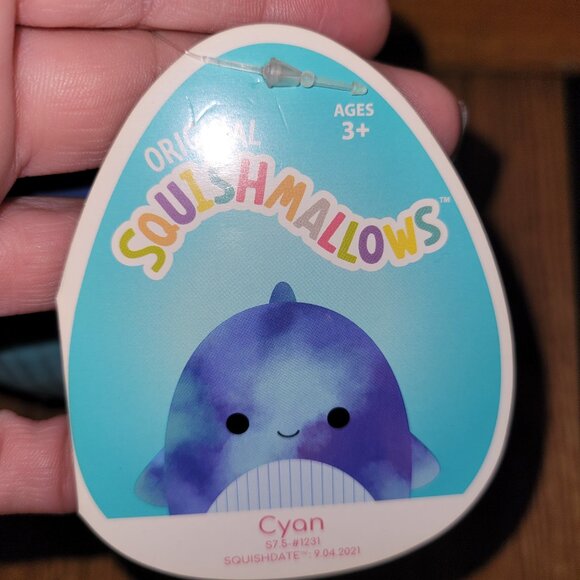 Squishmallows, Cyan the Whale - Picture 2 of 4